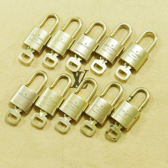 Authentic LOUIS VUITTON LV 10 SET PADLOCK KEY BAG CHARM CADENA GOLD PLATED - Picture 2 of 4